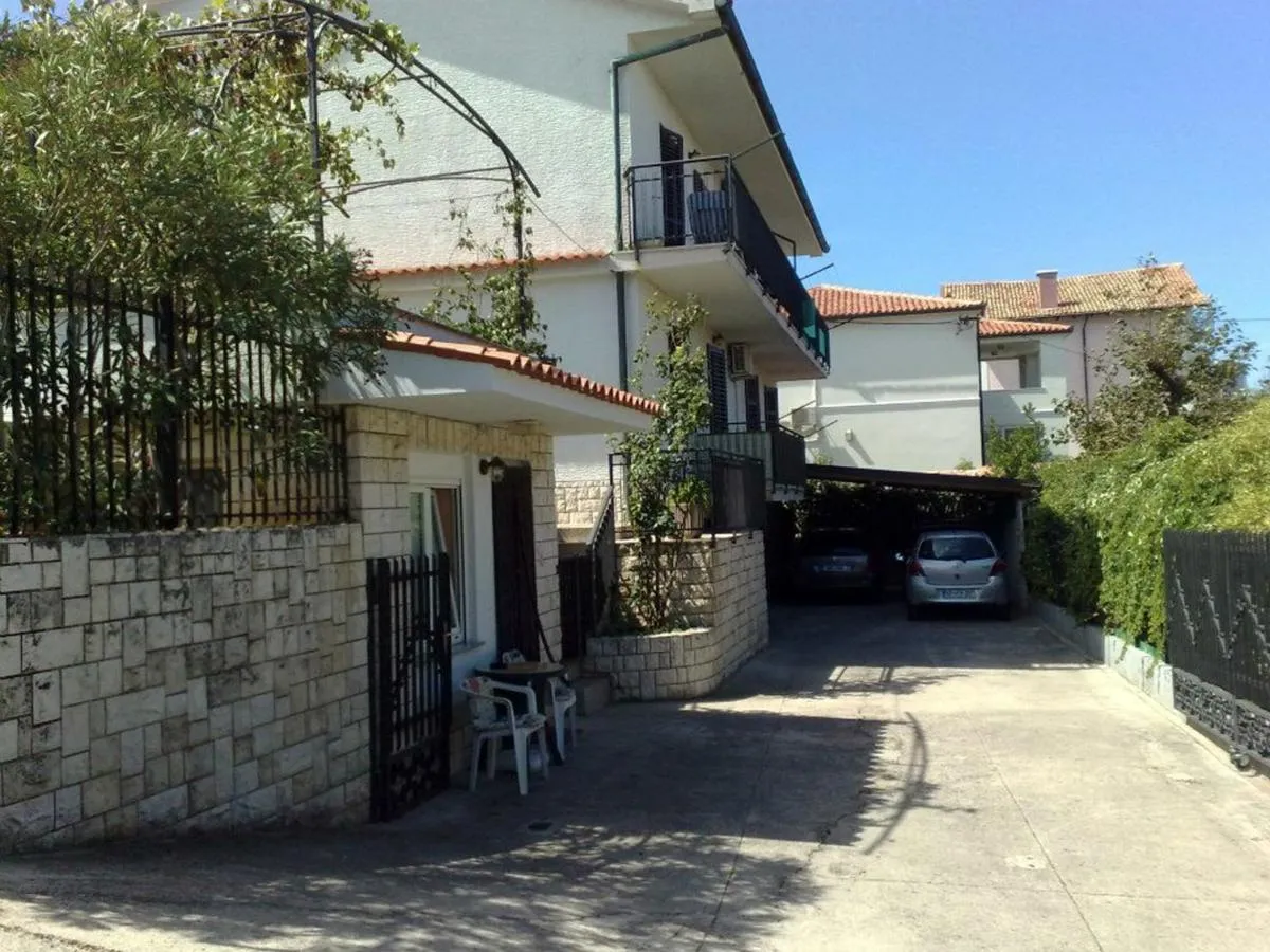 Dvorišče pred hišo s pokritim parkiriščem