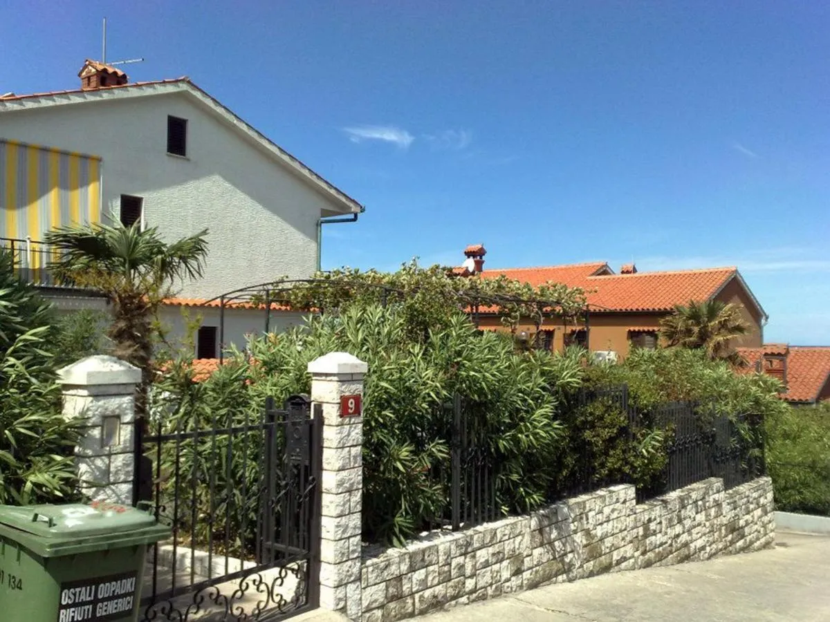 Naša hiša z vrtom in vhodnimi vrati s hišno številko 9