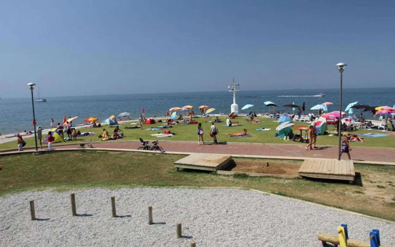Zelenica s senčniki na plaži Svetilnik