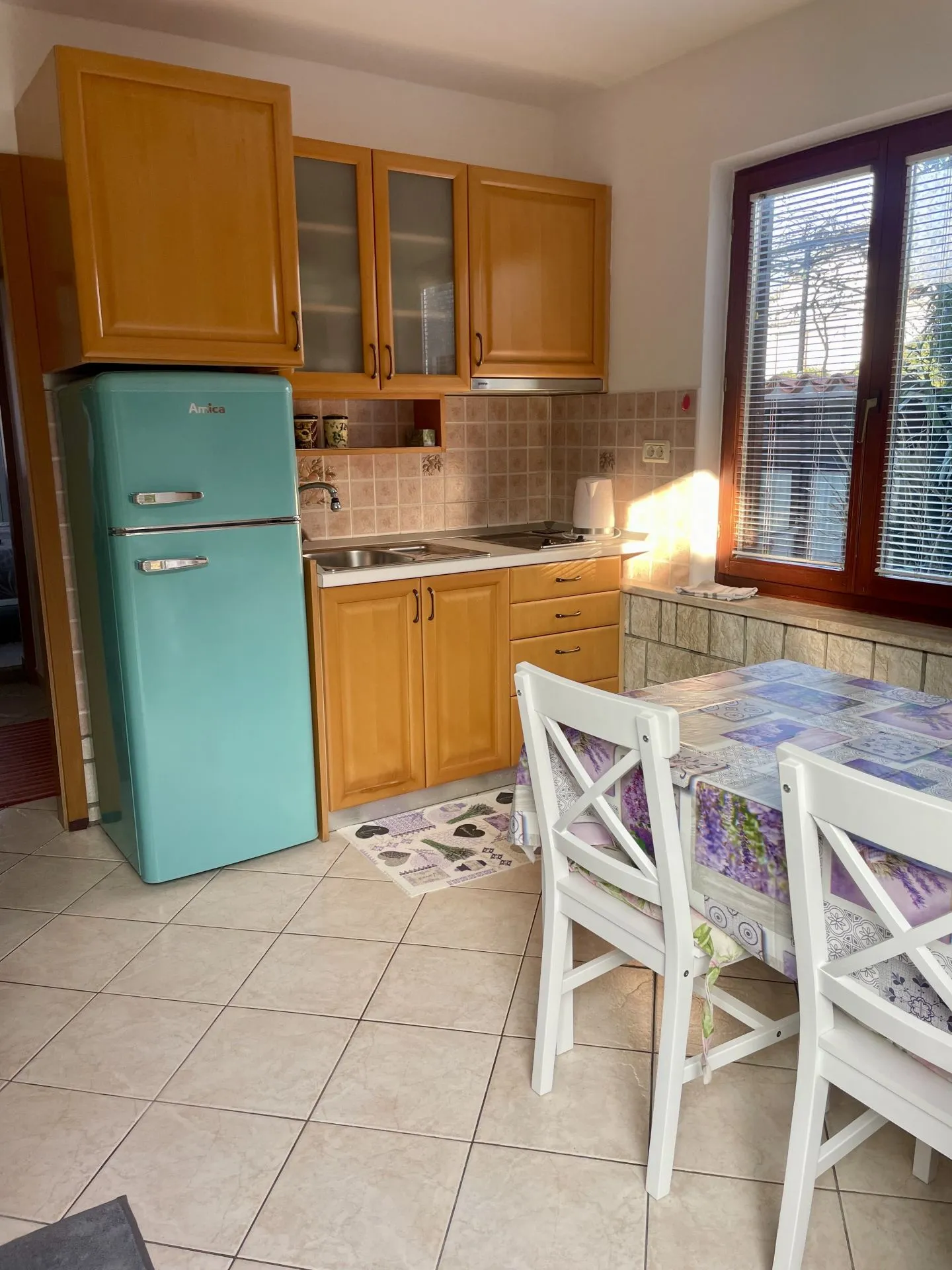 Kuhinja z jedilno mizo v apartmaju spodaj