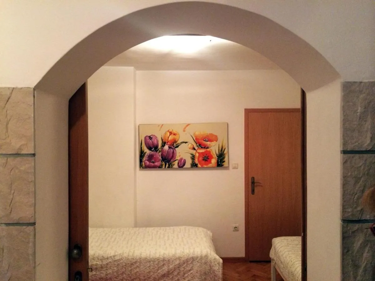 Pogled skozi obok v sobo z dvema posteljama
