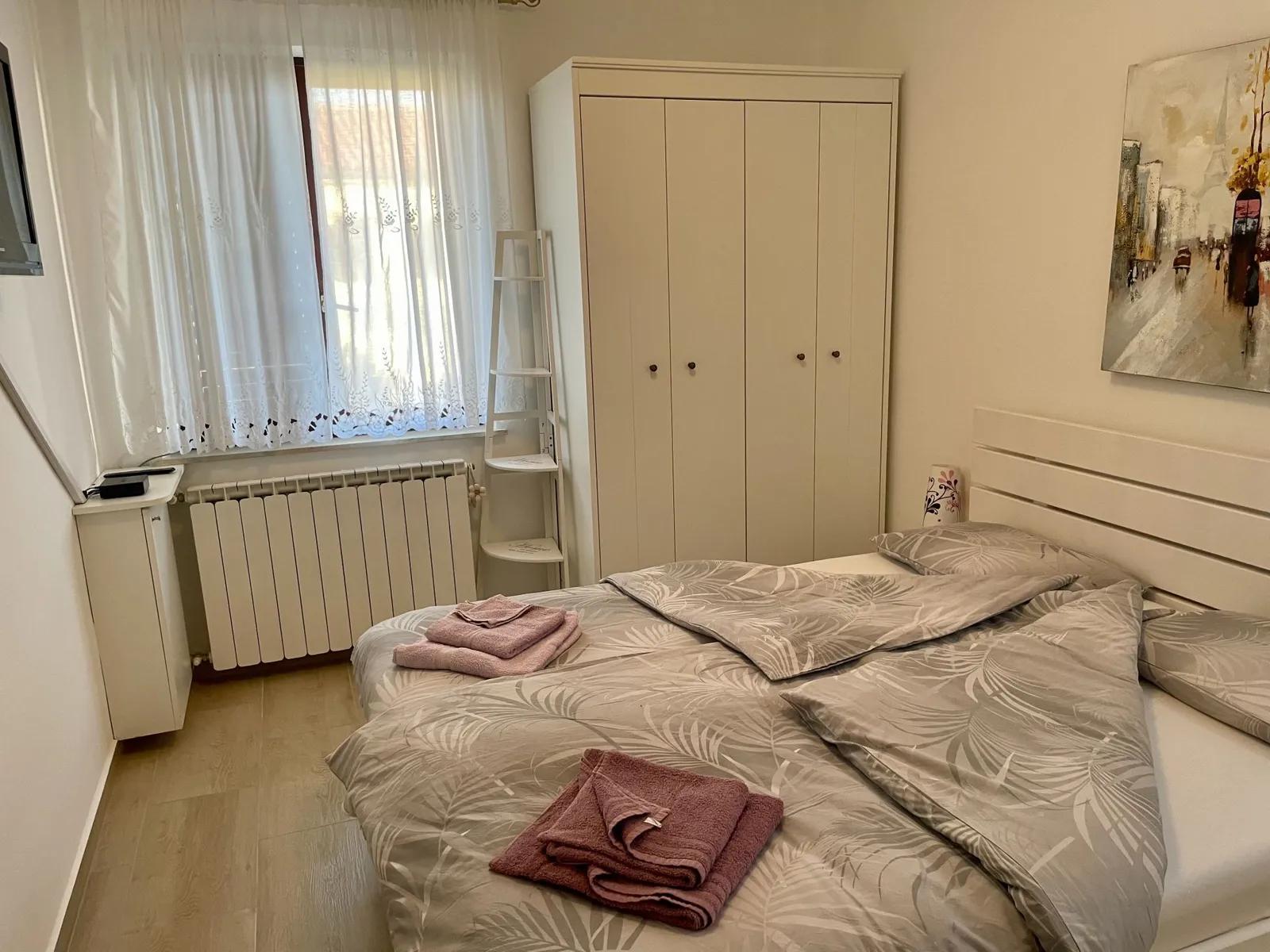 Spalnica z veliko zakonsko posteljo