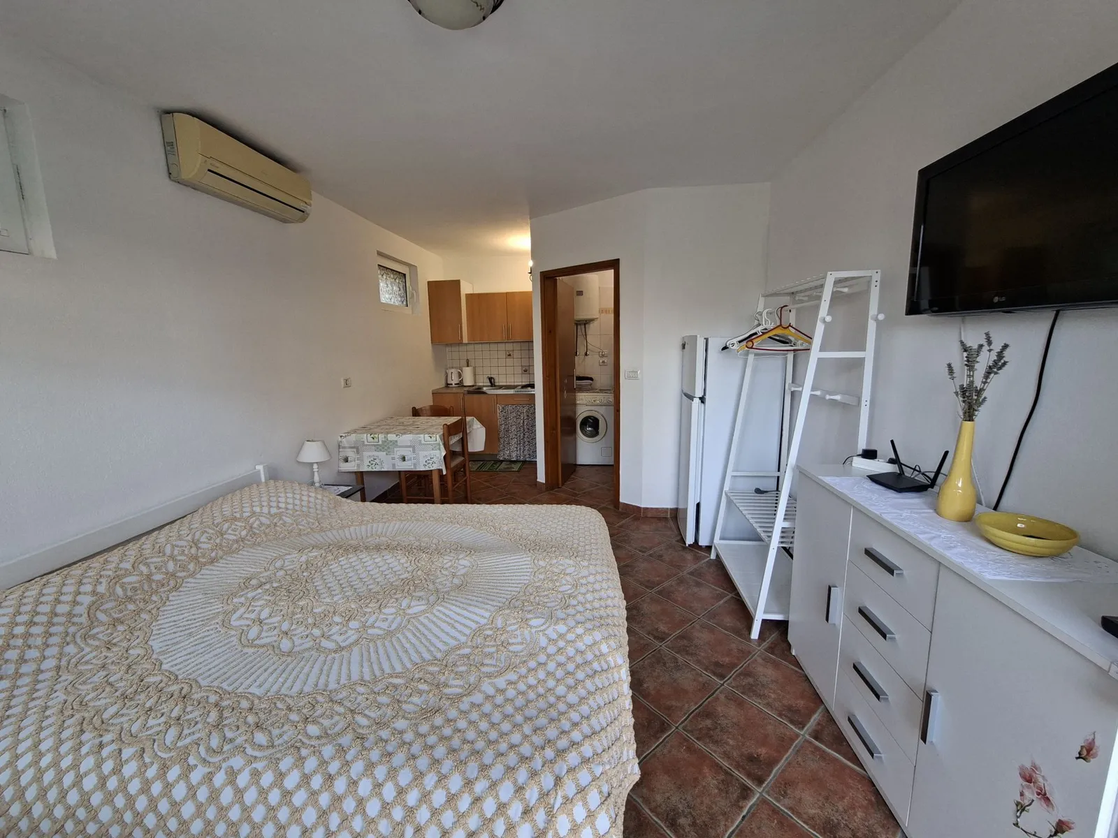 Studio z veliko zakonsko posteljo