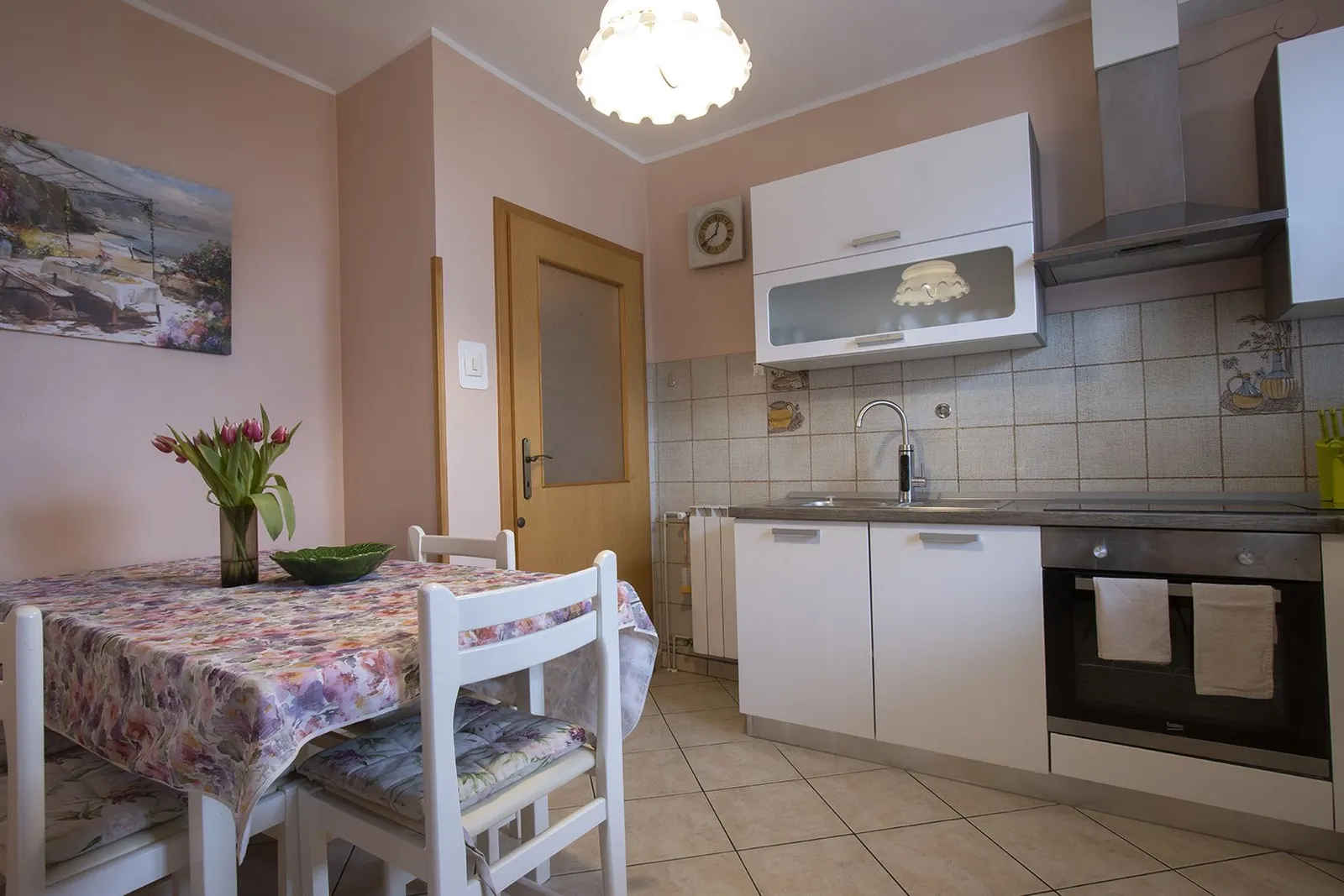 Kuhinja z jedilno mizo v velikem apartmaju