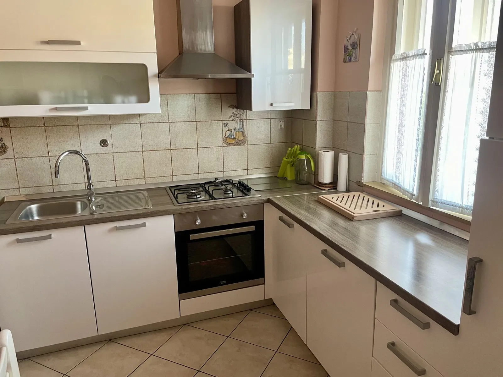 Kuhinja s pečico v velikem apartmaju