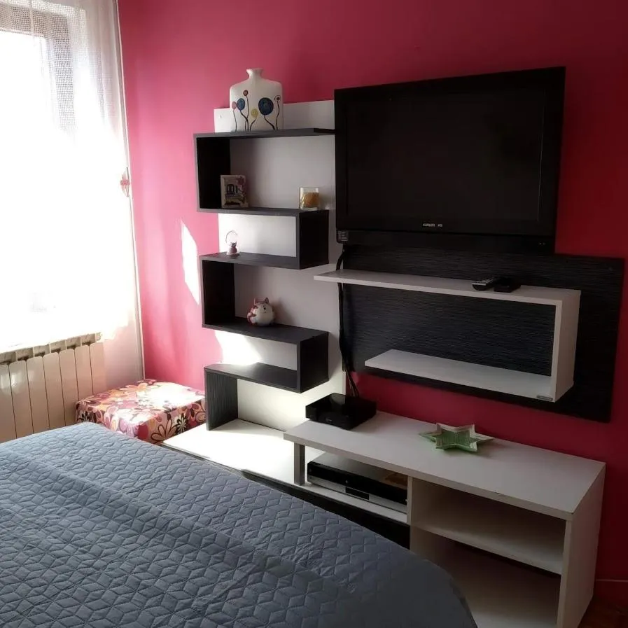 Spalnica s televizorjem in policami
