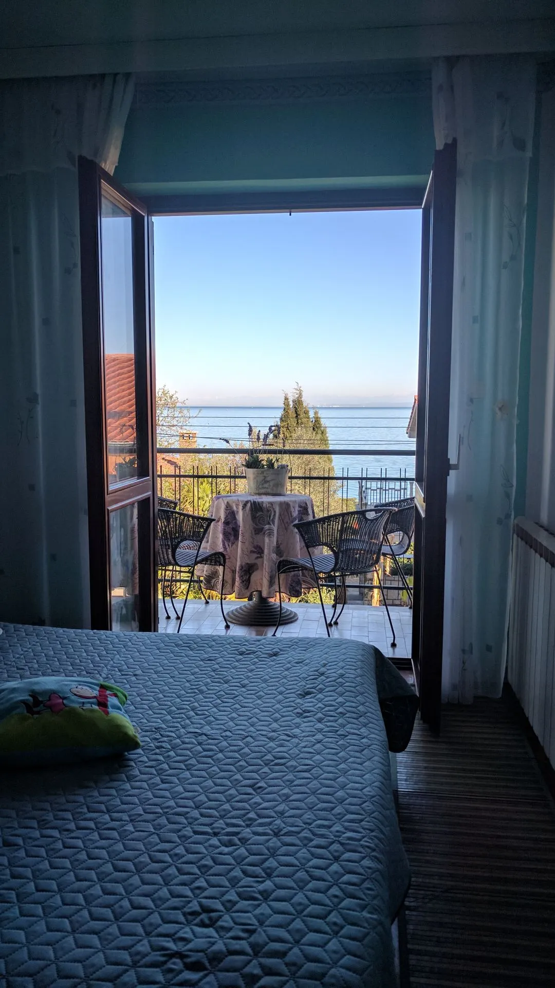 Iz spalnice apartmaja zgoraj na balkon s pogledom na morje